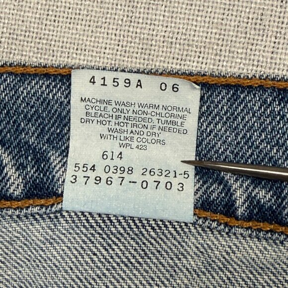 Vintage Levi's 950 Relaxed Fit Jean Shorts Cotton High Rise Medium Wash Size 13 - Picture 8 of 9